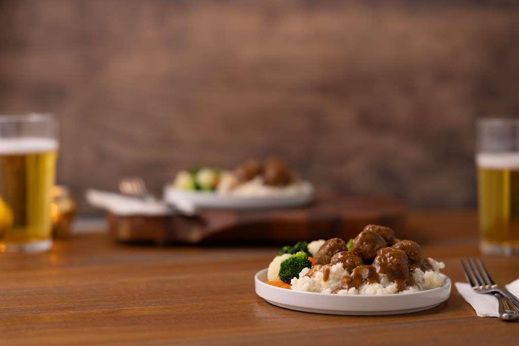 Drury Inn & Suites Charlotte Arrowood Servis gambar