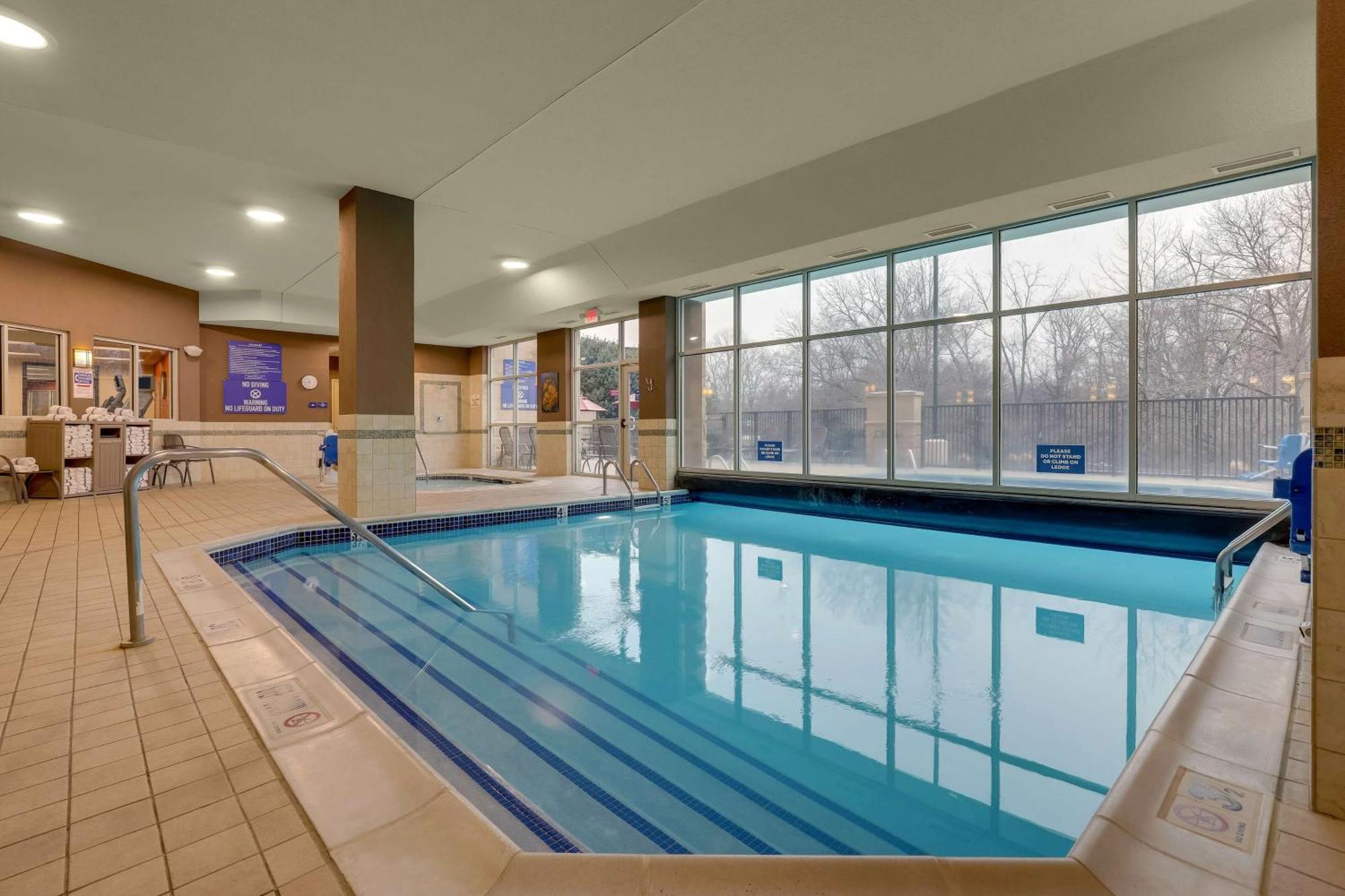 Drury Inn & Suites Charlotte Arrowood Luaran gambar